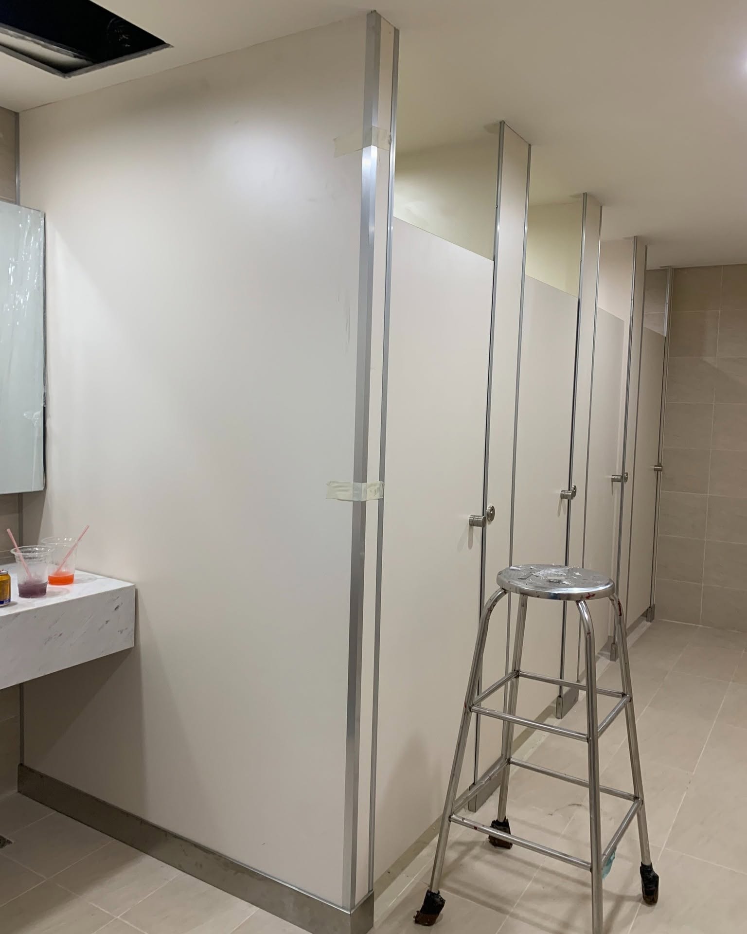 Thi Công Vách Ngăn Vệ Sinh Tấm Compact Màu Kem