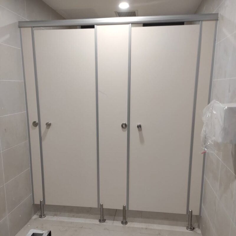 Thi Công Vách Ngăn Vệ Sinh Tấm Compact Màu Kem