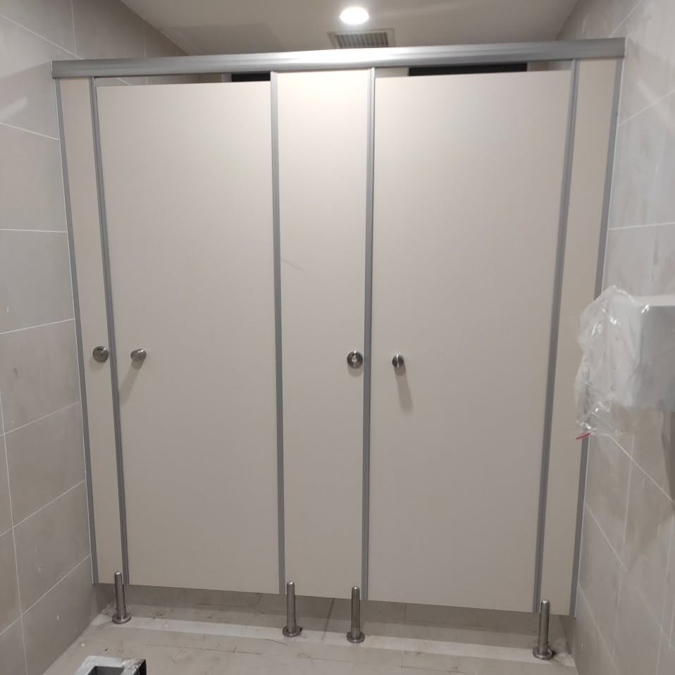 Thi Công Vách Ngăn Vệ Sinh Tấm Compact Màu Kem