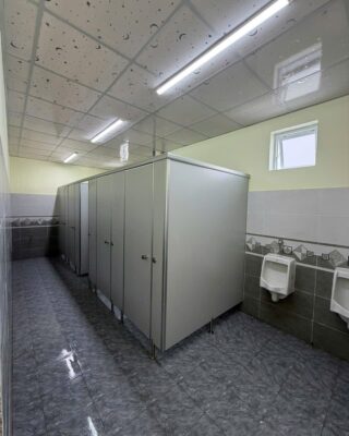 Thi Công Vách Ngăn Vệ Sinh Tấm Compact Chuyên Nghiệp Cần Gì?