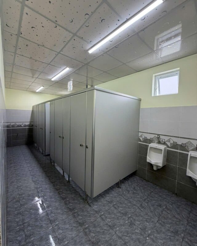 Thi Công Vách Ngăn Vệ Sinh Tấm Compact Chuyên Nghiệp Cần Gì?